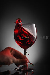 手握红酒杯瞬间泼溅动态摄影，红色液体飞溅成鸟形