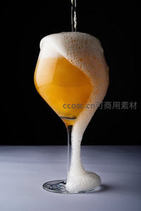 啤酒倾注入高脚杯溢出泡沫 cascade 效果特写