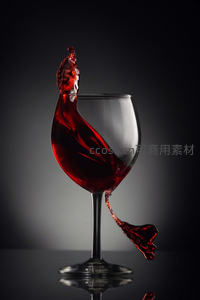 红酒飞溅瞬间：高脚杯中赤霞珠液体动态凝固特写