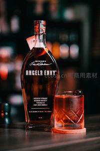 天使之拥波本威士忌：酒瓶与古典杯中的琥珀色诱惑