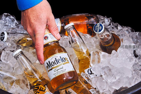 冰镇啤酒时刻：手握Modelo Especial于碎冰桶中清爽取饮