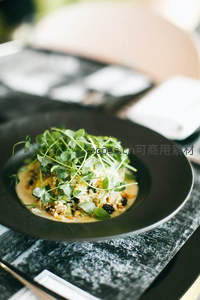 黑盘藜麦沙拉配嫩芽微距特写，清新健康轻食摆盘