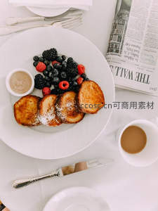 法式吐司配浆果与咖啡早餐，华尔街日报旁的精致晨间时光