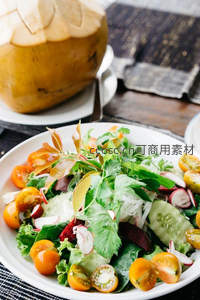 椰壳旁五彩蔬果沙拉特写，芝麻菜黄瓜圣女果清新组合