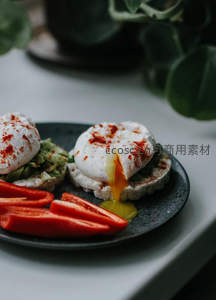 溏心蛋配牛油果糙米饼，辣椒粉点缀流心蛋黄微距镜头