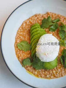 鹰嘴豆泥配溏心蛋与牛油果片，点缀香菜清新健康