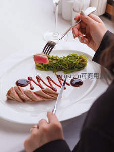 叉刀切割粉嫩金枪鱼塔塔，配青酱意面与酱汁艺术摆盘