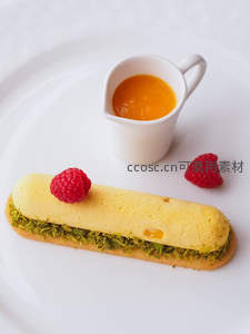 开心果奶油手指泡芙配覆盆子与橙酱，精致法式甜点摆盘