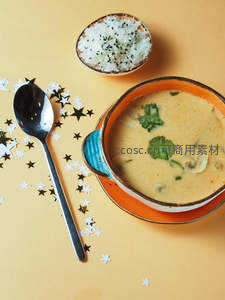 泰式冬阴功汤配椰香米饭与星形彩纸装饰，暖调静物摄影