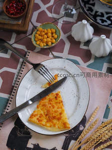 芝士披萨角配鹰嘴豆与石榴籽，复古餐垫上的精致下午茶
