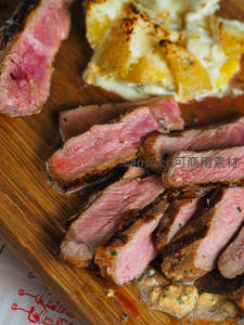 五分熟牛排切片特写，焦香外层与粉嫩肉质对比鲜明