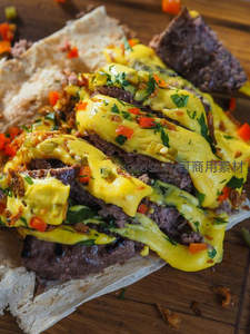 熔岩芝士汉堡三明治，牛肉饼叠铺黄酱与彩椒碎，诱人拉丝效果
