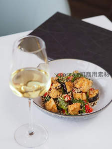 香煎茄子沙拉配白葡萄酒，清新爽口的健康轻食搭配