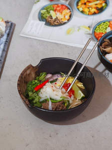 越南河粉特写：牛肉米粉配香菜青柠与红椒丝