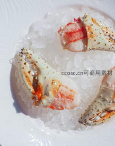 帝王蟹钳冰镇特写：雪白蟹肉与橙红蟹膏晶莹剔透