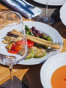 地中海风味拼盘：烤蔬菜、橄榄、面包棒与红酒杯