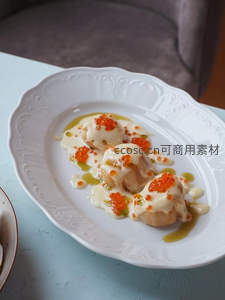 奶油酱鱼子酱扇贝，精致摆盘于雕花白瓷盘中