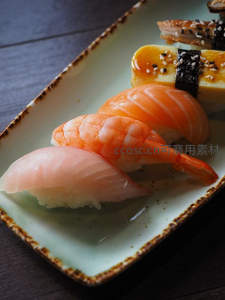 精致日式寿司拼盘特写，三文鱼虾仁与玉子烧摆盘雅致