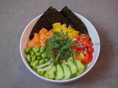 彩虹三文鱼盖饭：新鲜刺身、毛豆与芝麻点缀的健康碗