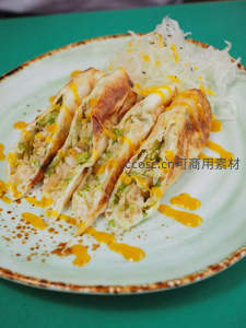 金黄煎饺切开露馅，白菜虾仁馅料饱满，橙酱点缀绿盘