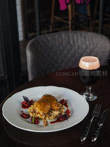 香煎鸭腿配浆果酱与黑啤，精致西餐摆盘特写