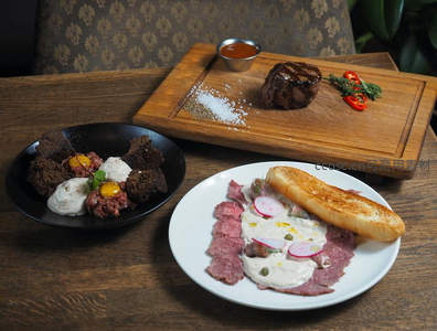 三款俄式经典冷盘：鞑靼牛肉、腌牛肉配酸黄瓜、烤菲力牛排