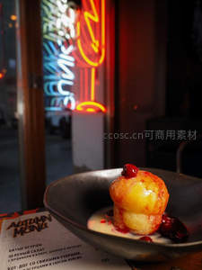 霓虹灯下焦糖布蕾甜点特写，搭配俄文菜单与夜店氛围