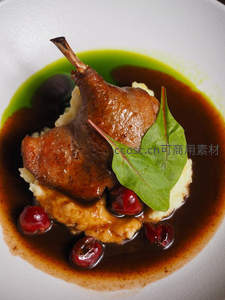 法式油封鸭配土豆泥与酸樱桃酱汁