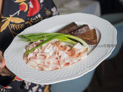 俄式冷盘：薄切腌猪肉卷配黑麦面包与葱段