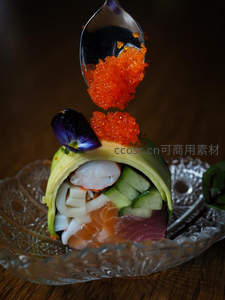 勺尖倾泻橙红鱼子酱，牛油果寿司卷精致摆盘特写