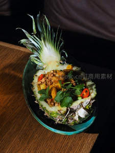 菠萝盅盛装泰式炒饭，香菜红椒点缀热带风味创意料理