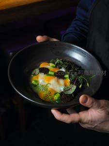 黑陶碗盛装精致分子料理，鱼子酱与香草点缀的创意主菜