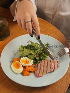 白瓷盘中健康轻食沙拉：煎金枪鱼、溏心蛋与胡萝卜，刀叉切分瞬间