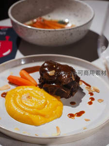 慢炖牛肉配南瓜泥与胡萝卜，淋酱点缀杏仁片，创意法式料理