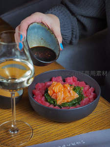 三文鱼金枪鱼poke bowl，蓝釉小碗淋酱油