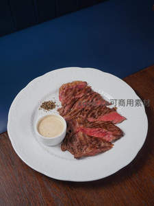 五分熟切片牛排配芥末酱与胡椒粒