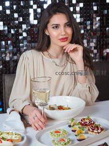 优雅女士享用精致前菜与香槟，镜面背景映衬高级感
