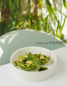 青酱烤牛油果配香草微绿，自然光下的清新素食沙拉
