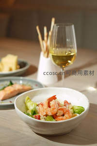 鲜虾沙拉配白葡萄酒，木质餐桌上的精致轻食