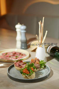 意式开胃小食拼盘：火腿面包片与腌肉冷盘