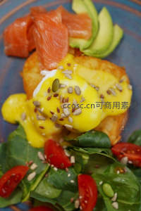 班尼迪克蛋配烟熏三文鱼与牛油果，佐芝麻籽与菠菜沙拉