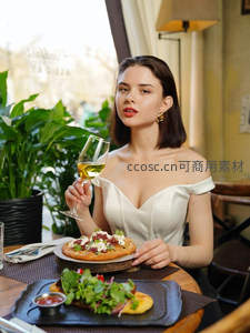 优雅女士手持白葡萄酒杯，面前摆放意式薄饼与开放式三明治，享受午后惬意时光