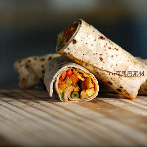 金黄烤制蔬菜卷饼特写，内馅丰富色彩鲜艳，置于木质砧板上