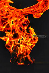 火焰雕塑：抽象火形立于基座，如凤凰涅槃之姿