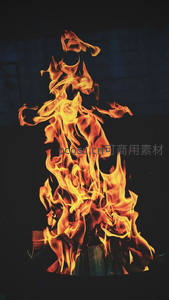 木质柴堆烈焰冲天，火光映照斑驳墙面纹理