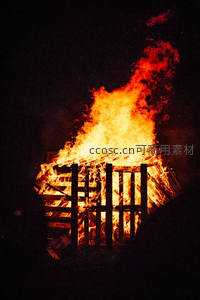 夜间篝火熊熊燃烧，木栅栏结构在火中逐渐解体
