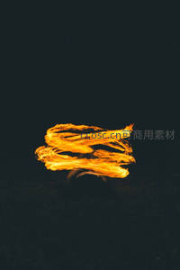 火舞者旋转留影：夜间火绳表演形成的螺旋光环