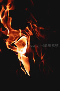 暗夜中跃动的火焰精灵：长曝光下流动的橙红光轨