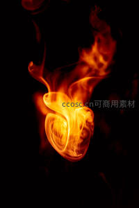 心形火焰意象：烟雾与火苗交织成浪漫抽象符号