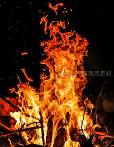 熊熊篝火烈焰腾空，橙红火舌在黑夜中狂舞绽放
